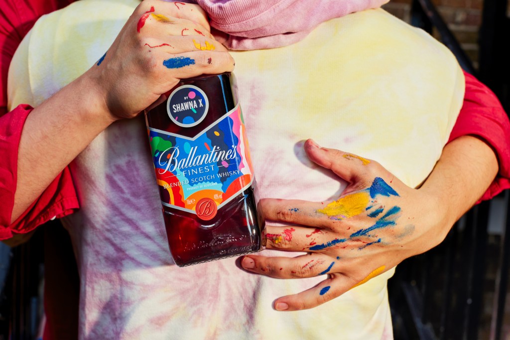 Ballantine’s y Shawna X: Una edición limitada para celebrar que la vida es un&nbsp;carnaval