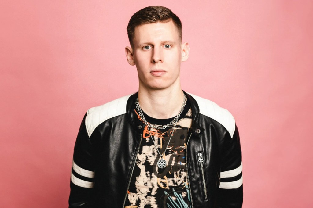 Adéntrate en el nuevo sencillo de tech house de Barker, ‘Synchronize’