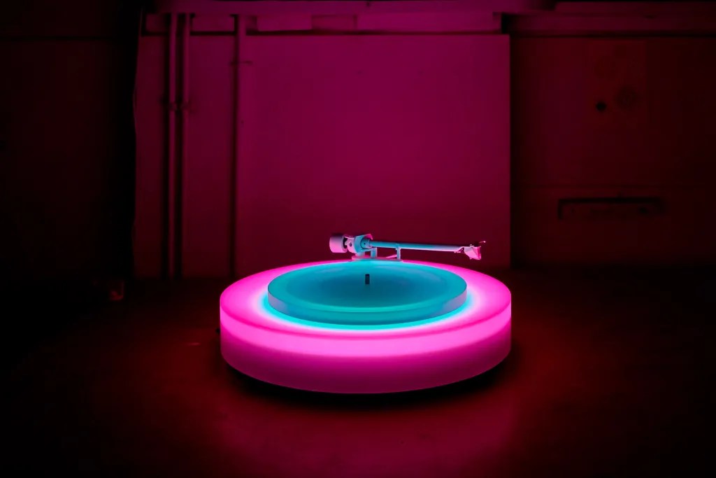 Brian Eno revela una edición limitada de tocadiscos que cambia de&nbsp;color