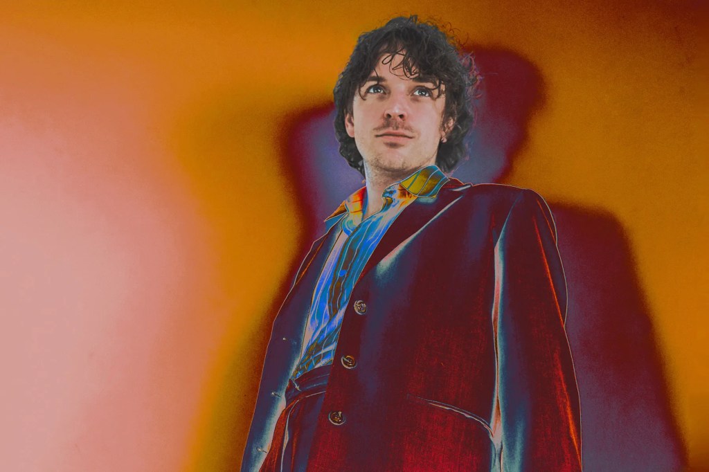 Albert Newton presenta su nuevo sencillo ‘Somewhere in the&nbsp;Dark’