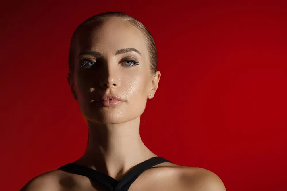 Yulia Niko rinde homenaje a su difunto padre en ‘Twinsoul’ y comparte el&nbsp;sencillo