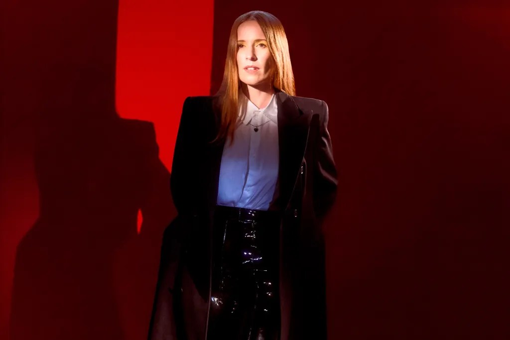 Anna Prior de Metronomy se desliza por el club nocturno en ‘Tech&nbsp;Não’