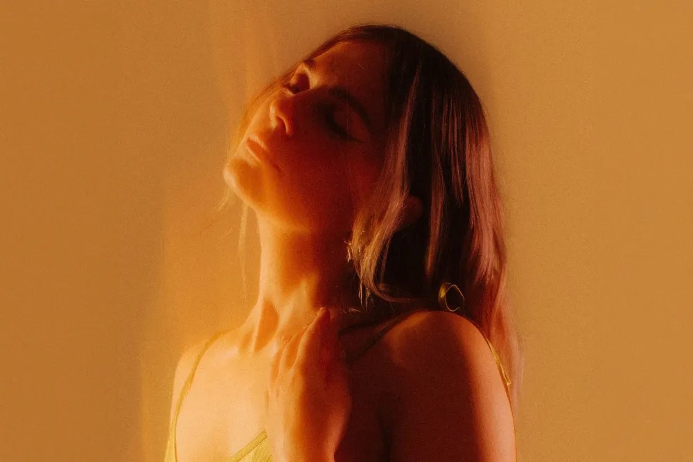 Escucha el nuevo sencillo de Nicky Elisabeth, ‘The Lights’, y el anuncio de su álbum&nbsp;debut